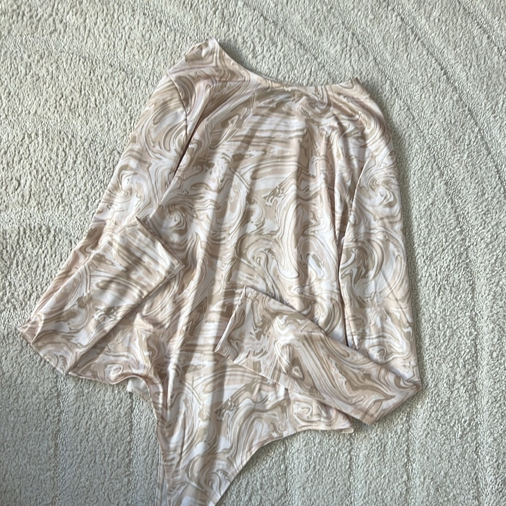 ASOS DESIGN marble print bodysuit in beige - Picture 2 of 2